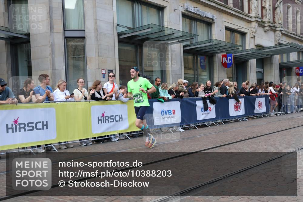 13.09.2026 - 21. swb-Marathon Bremen Strokosch-Dieckow http://msf.ph/oto/10388203 13.09.2026 12:57:49 Ziel 1323, 1379, 1604, 1717, 2073, 2099, 9065, 919, 4795 meine-sportfotos.de