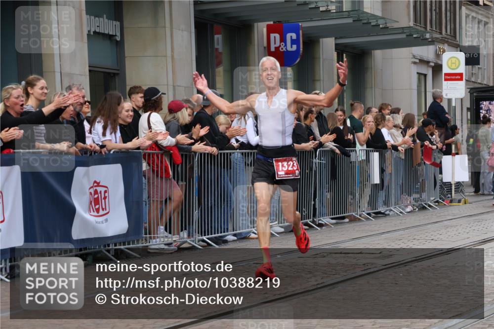 13.09.2026 - 21. swb-Marathon Bremen Strokosch-Dieckow http://msf.ph/oto/10388219 13.09.2026 12:58:10 Ziel 346, 1379, 1472, 1604, 1717, 2049, 5672, 6198, 8311, 8394, 1323, 1604, 1717, 2073, 2099, 9065 meine-sportfotos.de