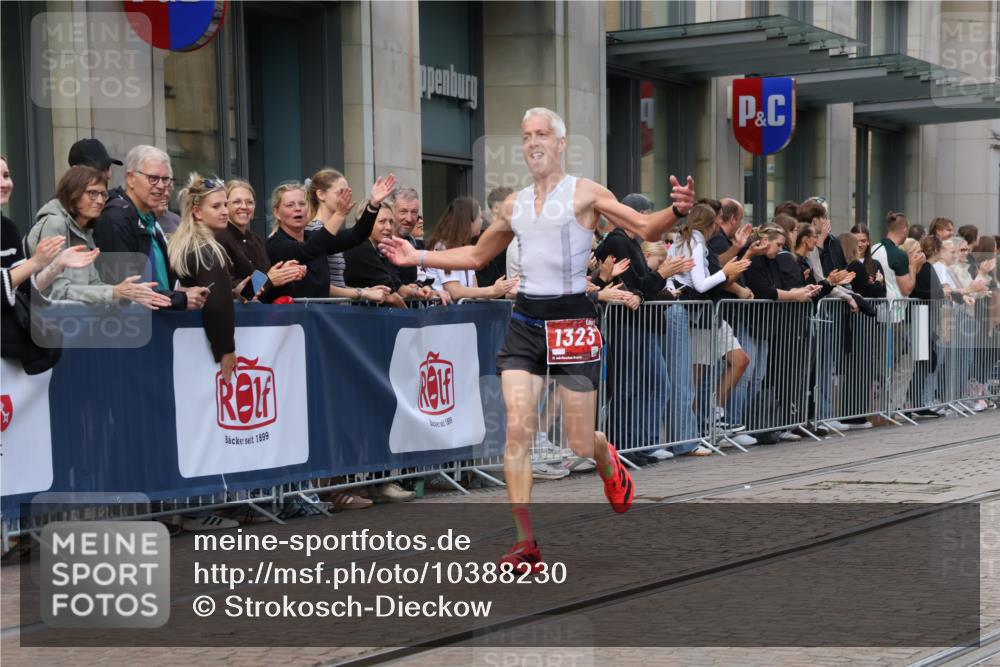 13.09.2026 - 21. swb-Marathon Bremen Strokosch-Dieckow http://msf.ph/oto/10388230 13.09.2026 12:58:10 Ziel 346, 1379, 1472, 1604, 1717, 2049, 5672, 6198, 8311, 8394, 1323, 1604, 1717, 2073, 2099, 9065 meine-sportfotos.de
