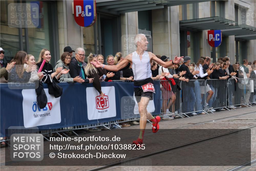13.09.2026 - 21. swb-Marathon Bremen Strokosch-Dieckow http://msf.ph/oto/10388235 13.09.2026 12:58:10 Ziel 346, 1379, 1472, 1604, 1717, 2049, 5672, 6198, 8311, 8394, 1323, 1604, 1717, 2073, 2099, 9065 meine-sportfotos.de