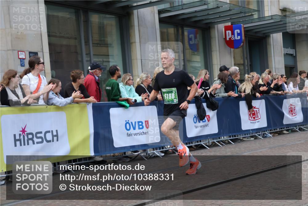 13.09.2026 - 21. swb-Marathon Bremen Strokosch-Dieckow http://msf.ph/oto/10388331 13.09.2026 12:58:17 Ziel 346, 2049, 5672, 6198, 6929, 8311, 8394, 1323, 1379, 1472, 1604, 1717, 2073, 2099, 9065 meine-sportfotos.de