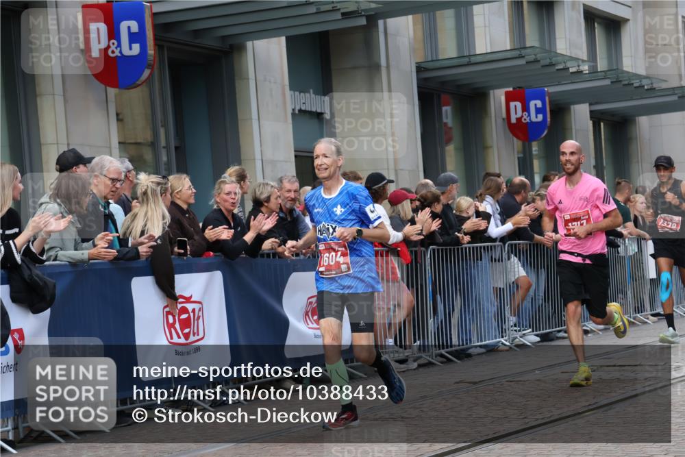 13.09.2026 - 21. swb-Marathon Bremen Strokosch-Dieckow http://msf.ph/oto/10388433 13.09.2026 12:58:26 Ziel 346, 1576, 2049, 3624, 4847, 5672, 6929, 8065, 8311, 1379, 1472, 1604, 1717, 2073, 6198, 8311, 8394 meine-sportfotos.de