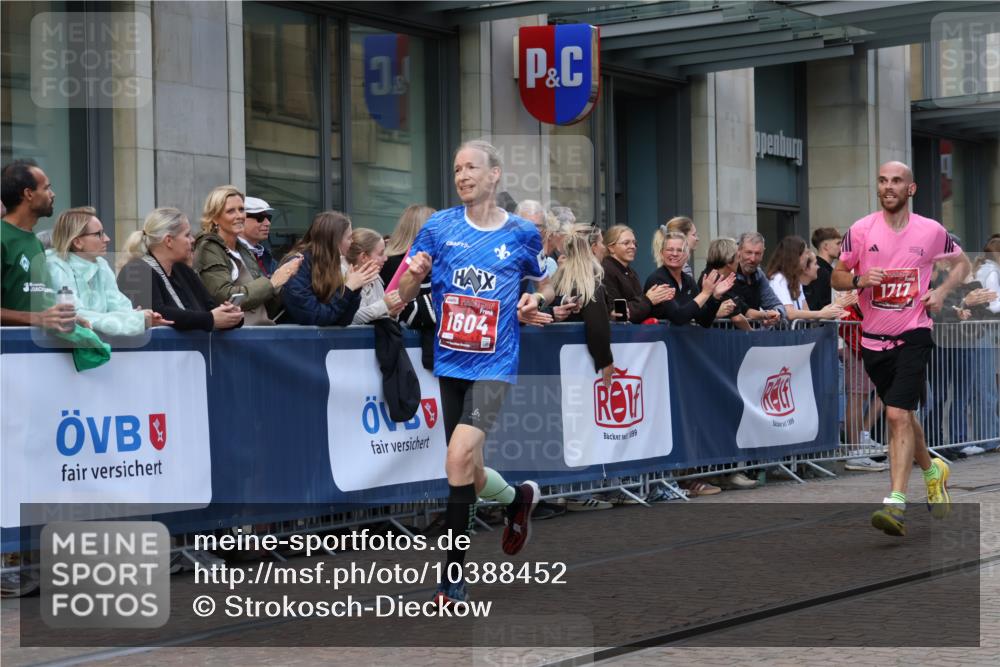 13.09.2026 - 21. swb-Marathon Bremen Strokosch-Dieckow http://msf.ph/oto/10388452 13.09.2026 12:58:27 Ziel 346, 1576, 2049, 3624, 4847, 5672, 6929, 8065, 1379, 1472, 1604, 1717, 2073, 6198, 8311, 8394 meine-sportfotos.de