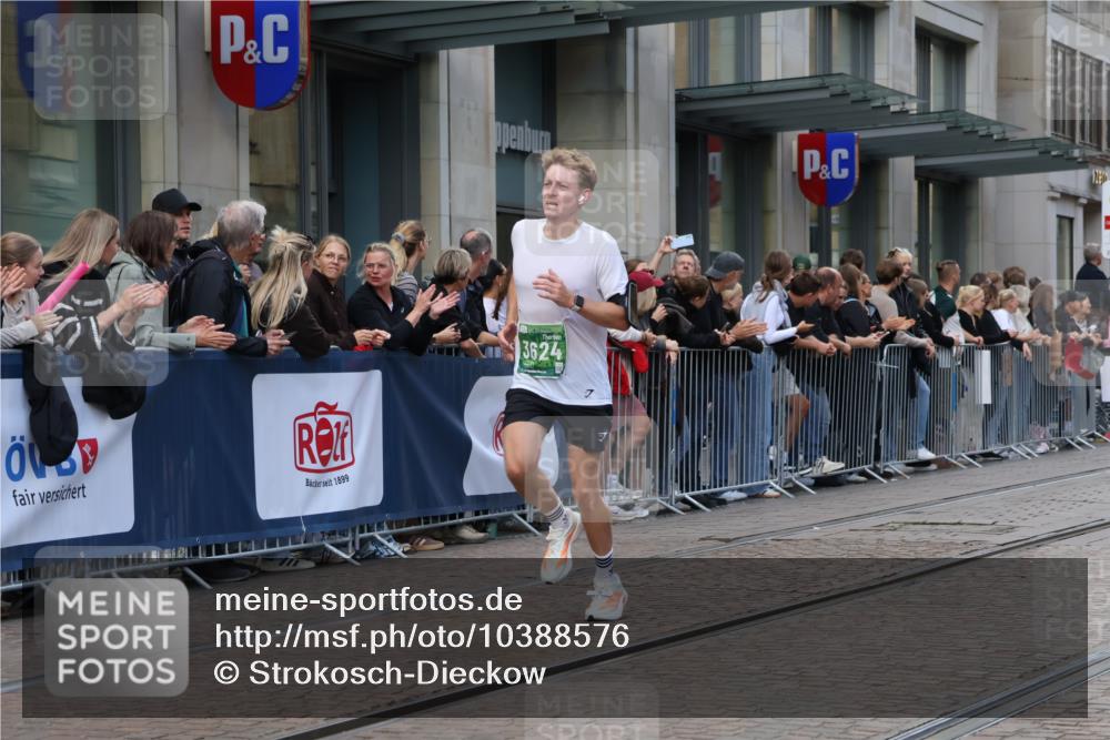 13.09.2026 - 21. swb-Marathon Bremen Strokosch-Dieckow http://msf.ph/oto/10388576 13.09.2026 12:58:38 Ziel 1118, 1576, 3624, 3688, 4399, 4847, 6929, 8065, 8994, 9120, 9329, 346, 1472, 2049, 5672, 6198, 8311, 8394 meine-sportfotos.de