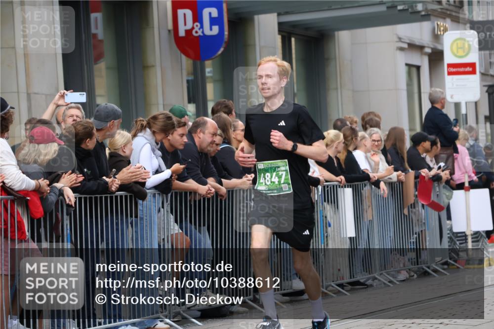 13.09.2026 - 21. swb-Marathon Bremen Strokosch-Dieckow http://msf.ph/oto/10388612 13.09.2026 12:58:40 Ziel 1118, 1576, 3584, 3624, 3688, 4399, 4847, 6929, 6991, 8065, 8994, 9120, 9329, 346, 1472, 2049, 5672, 6198, 8311, 8394 meine-sportfotos.de