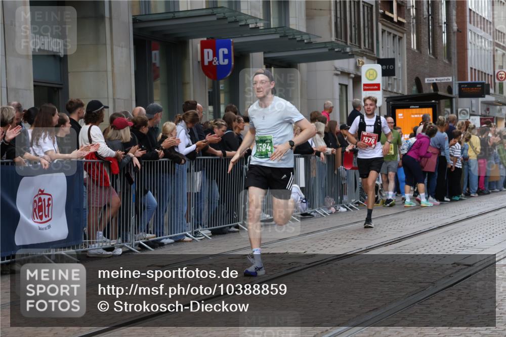 13.09.2026 - 21. swb-Marathon Bremen Strokosch-Dieckow http://msf.ph/oto/10388859 13.09.2026 12:58:59 Ziel 658, 1248, 1508, 1751, 1800, 1993, 2651, 3584, 3688, 4096, 4399, 6991, 8383, 9533, 1118, 1576, 2049, 3624, 4399, 4847, 6929, 8065, 8994, 9120, 9329 meine-sportfotos.de