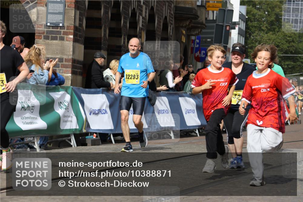 13.09.2026 - 21. swb-Marathon Bremen Strokosch-Dieckow http://msf.ph/oto/10388871 13.09.2026 11:10:19 Ziel 10299, 10435, 10645, 10737, 10751, 11119, 11383, 11437, 11441, 12207, 10002, 10169, 10247, 10361, 10422, 10706, 10719, 10768, 10791, 10890, 11080, 11283, 11298, 11300, 11957, 11982, 12183, 12227, 12454, 12550 meine-sportfotos.de