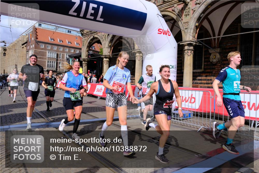 13.09.2026 - 21. swb-Marathon Bremen Tim E. http://msf.ph/oto/10388872 13.09.2026 13:30:42 Ziel 625, 881, 1067, 1909, 2265, 2364, 2900, 3163, 3164, 3425, 4058, 4415, 4425, 4748, 4763, 5506, 6988, 7821, 8090, 8105, 8116, 8117, 8169, 8314, 8494, 8762, 8878, 8966, 9011, 9015, 9108, 9412, 9695 meine-sportfotos.de
