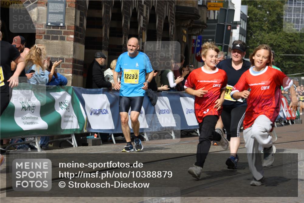 13.09.2026 - 21. swb-Marathon Bremen Strokosch-Dieckow http://msf.ph/oto/10388879 13.09.2026 11:10:19 Ziel 10299, 10435, 10645, 10737, 10751, 11119, 11383, 11437, 11441, 12207, 10002, 10169, 10247, 10361, 10422, 10706, 10719, 10768, 10791, 10890, 11080, 11283, 11298, 11300, 11957, 11982, 12183, 12227, 12454, 12550 meine-sportfotos.de
