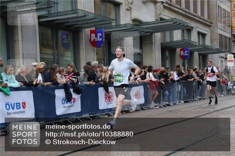 13.09.2026 - 21. swb-Marathon Bremen Strokosch-Dieckow http://msf.ph/oto/10388880 13.09.2026 12:59:00 Ziel 658, 1248, 1508, 1751, 1800, 1993, 2651, 3584, 3688, 4096, 6991, 8383, 9533, 1118, 1576, 3624, 4399, 4847, 6929, 8065, 8994, 9120, 9329 meine-sportfotos.de