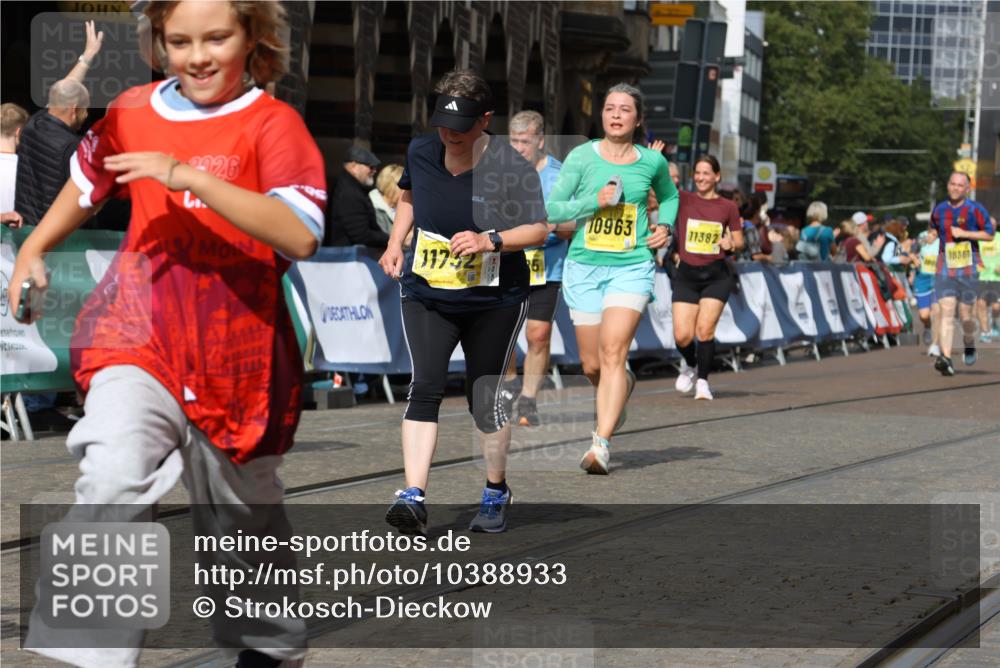 13.09.2026 - 21. swb-Marathon Bremen Strokosch-Dieckow http://msf.ph/oto/10388933 13.09.2026 11:10:21 Ziel 10299, 10435, 10751, 11119, 11383, 11437, 11441, 11933, 12117, 12207, 10002, 10169, 10247, 10422, 10706, 10719, 10768, 10791, 10890, 11283, 11298, 11300, 11957, 11982, 12183, 12227, 12454, 12550 meine-sportfotos.de