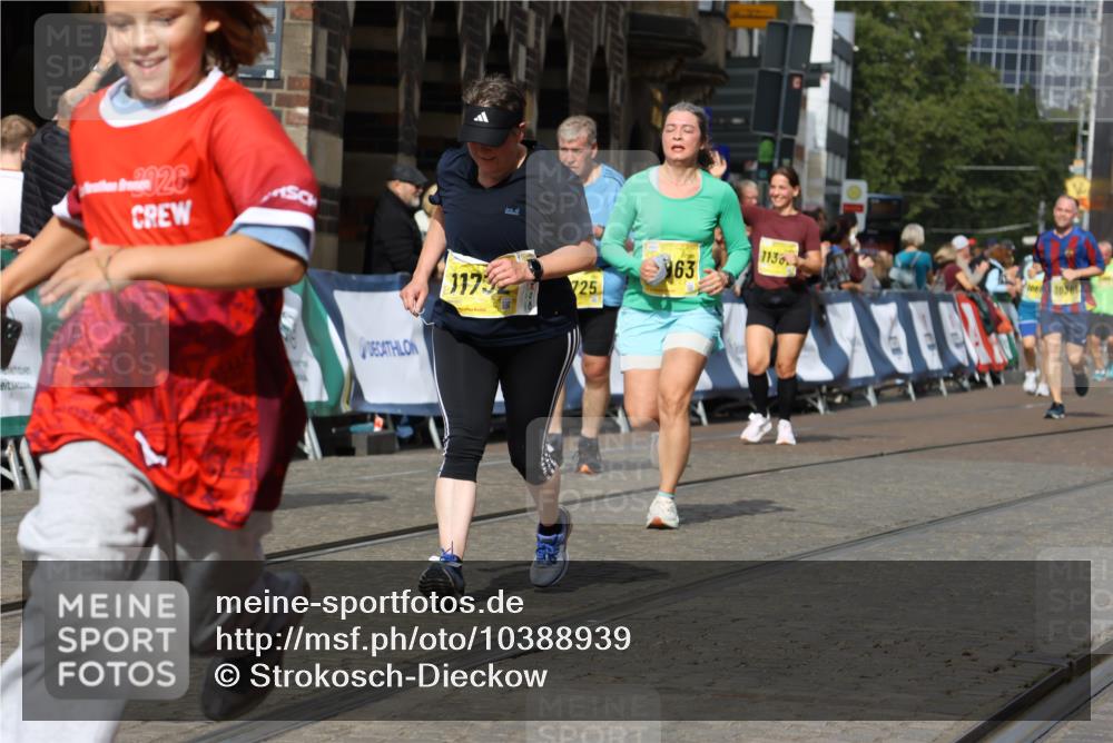 13.09.2026 - 21. swb-Marathon Bremen Strokosch-Dieckow http://msf.ph/oto/10388939 13.09.2026 11:10:21 Ziel 10299, 10435, 10751, 11119, 11383, 11437, 11441, 11933, 12117, 12207, 10002, 10169, 10247, 10422, 10706, 10719, 10768, 10791, 10890, 11283, 11298, 11300, 11957, 11982, 12183, 12227, 12454, 12550 meine-sportfotos.de