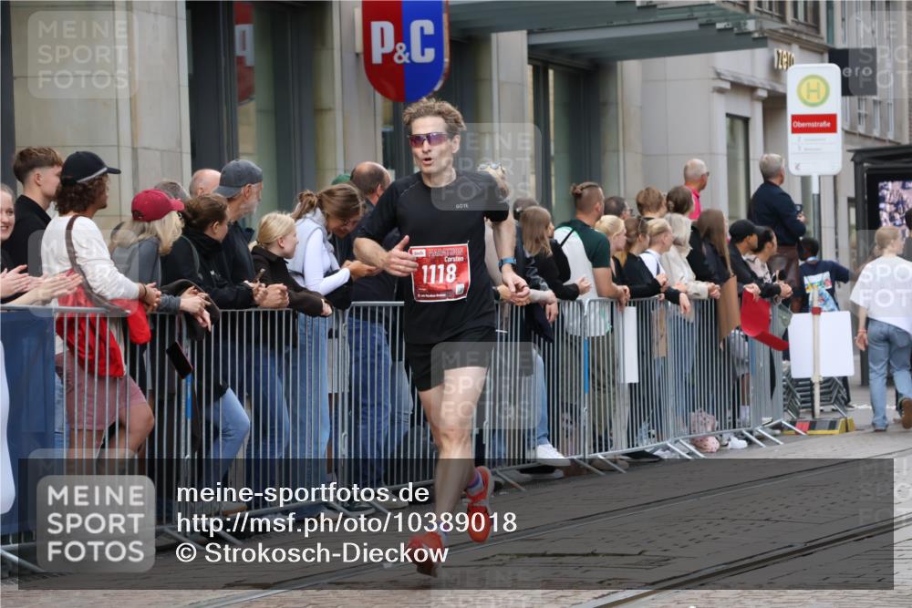 13.09.2026 - 21. swb-Marathon Bremen Strokosch-Dieckow http://msf.ph/oto/10389018 13.09.2026 12:59:10 Ziel 126, 277, 466, 658, 862, 1248, 1800, 1852, 1993, 2651, 3251, 4096, 4964, 5316, 5828, 8383, 9533, 1118, 1508, 1751, 1993, 3584, 3624, 3688, 4399, 4847, 6991, 8065, 8383, 8994, 9120, 9329 meine-sportfotos.de