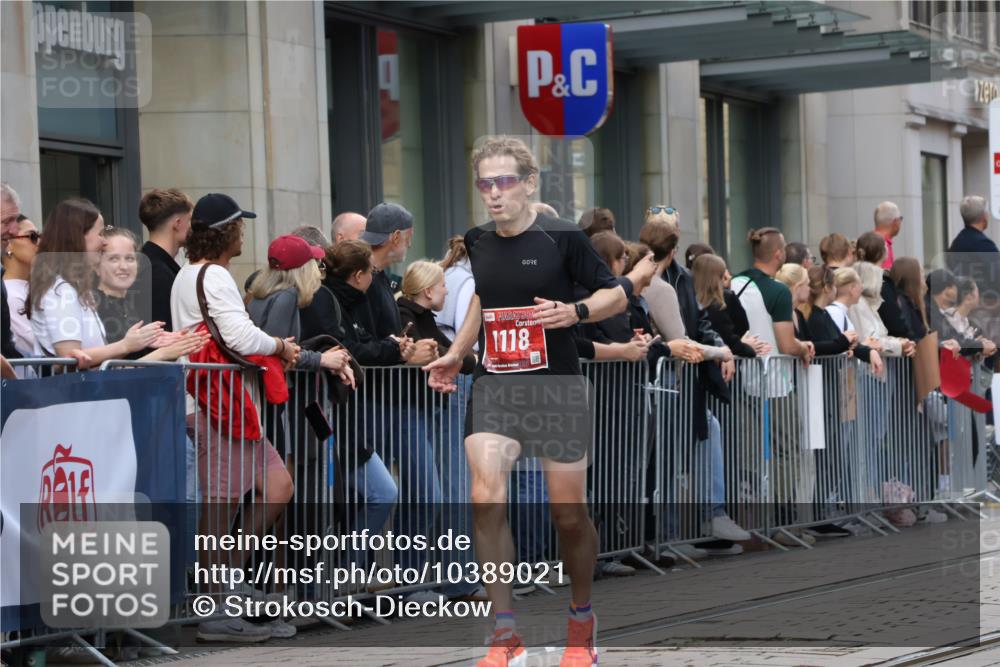 13.09.2026 - 21. swb-Marathon Bremen Strokosch-Dieckow http://msf.ph/oto/10389021 13.09.2026 12:59:10 Ziel 126, 277, 466, 658, 862, 1248, 1800, 1852, 1993, 2651, 3251, 4096, 4964, 5316, 5828, 8383, 9533, 1118, 1508, 1751, 1993, 3584, 3624, 3688, 4399, 4847, 6991, 8065, 8383, 8994, 9120, 9329 meine-sportfotos.de