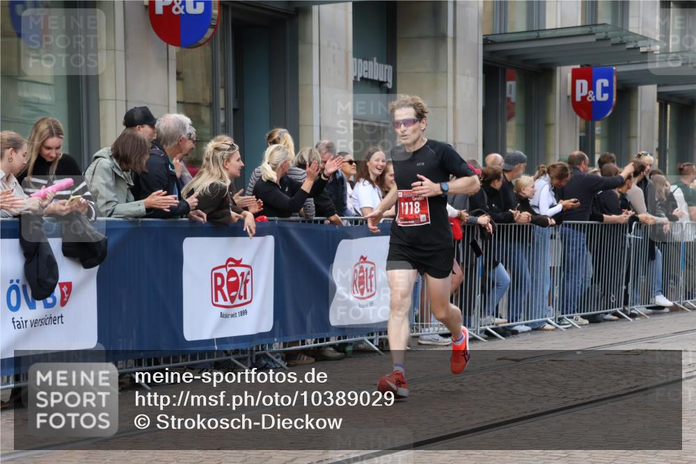 13.09.2026 - 21. swb-Marathon Bremen Strokosch-Dieckow http://msf.ph/oto/10389029 13.09.2026 12:59:11 Ziel 126, 277, 466, 658, 862, 1248, 1800, 1852, 2651, 3251, 4096, 4964, 5316, 5828, 9533, 1118, 1508, 1751, 1993, 3584, 3624, 3688, 4399, 4847, 6991, 8065, 8383, 8994, 9120, 9329 meine-sportfotos.de