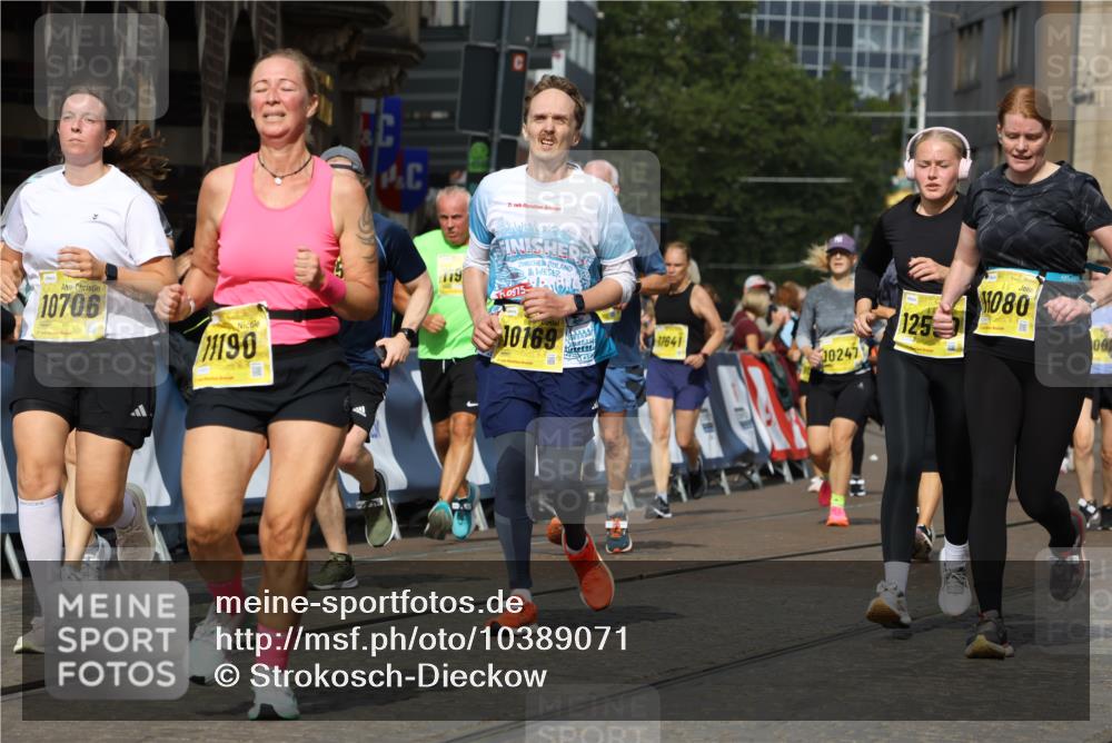 13.09.2026 - 21. swb-Marathon Bremen Strokosch-Dieckow http://msf.ph/oto/10389071 13.09.2026 11:10:30 Ziel 10299, 10362, 10751, 10963, 11382, 11725, 11732, 11933, 12117, 12207, 12293, 10247, 10422, 10768, 11047, 11283, 11298, 11300, 11309, 11327, 11583, 11736, 11846, 12183 meine-sportfotos.de