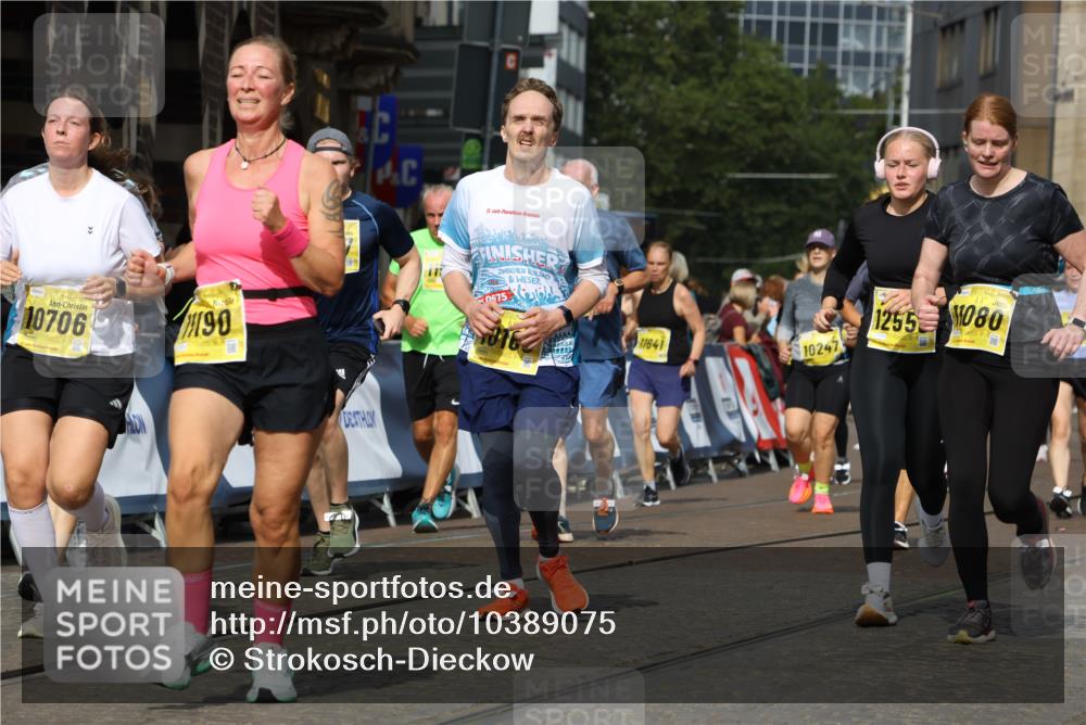 13.09.2026 - 21. swb-Marathon Bremen Strokosch-Dieckow http://msf.ph/oto/10389075 13.09.2026 11:10:30 Ziel 10299, 10362, 10751, 10963, 11382, 11725, 11732, 11933, 12117, 12207, 12293, 10247, 10422, 10768, 11047, 11283, 11298, 11300, 11309, 11327, 11583, 11736, 11846, 12183 meine-sportfotos.de