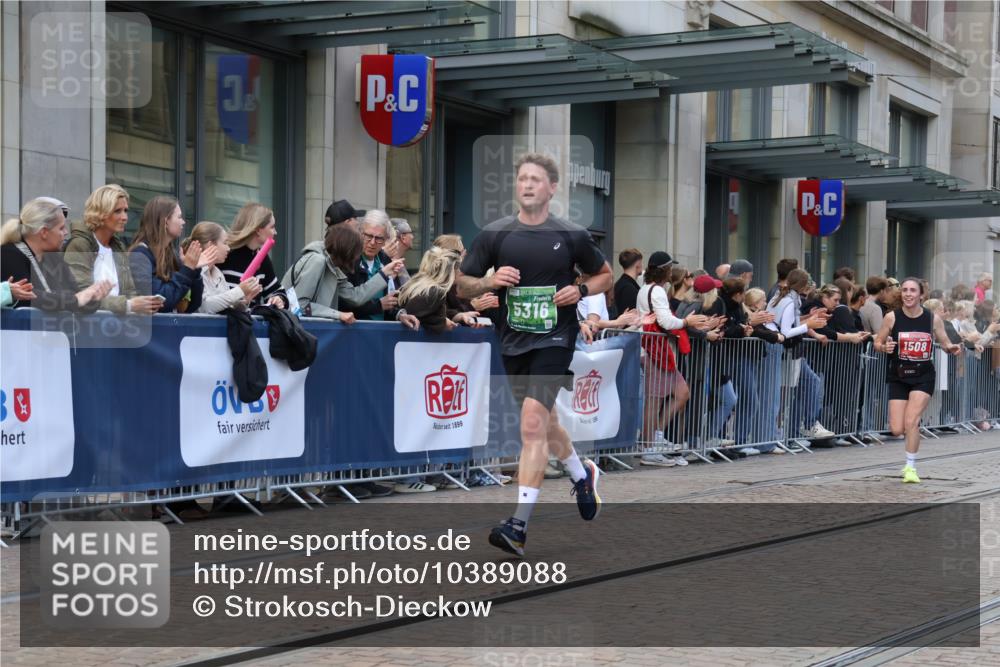 13.09.2026 - 21. swb-Marathon Bremen Strokosch-Dieckow http://msf.ph/oto/10389088 13.09.2026 12:59:22 Ziel 126, 277, 466, 807, 862, 1320, 1485, 1852, 3251, 4964, 5316, 5828, 6557, 8850, 658, 1248, 1508, 1751, 1800, 1993, 2651, 3584, 3688, 4096, 4399, 6991, 8383, 9120, 9533 meine-sportfotos.de