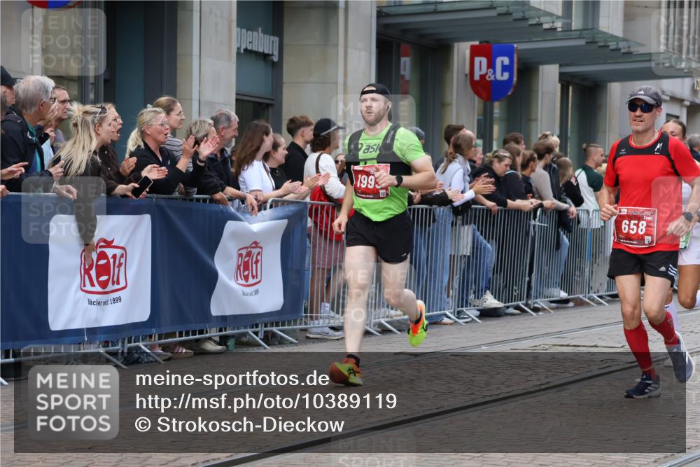13.09.2026 - 21. swb-Marathon Bremen Strokosch-Dieckow http://msf.ph/oto/10389119 13.09.2026 12:59:25 Ziel 126, 277, 466, 807, 862, 1320, 1485, 1852, 3251, 4964, 5316, 5828, 6557, 8850, 658, 1248, 1508, 1751, 1800, 1993, 2651, 3584, 3688, 4096, 6991, 8383, 9533 meine-sportfotos.de