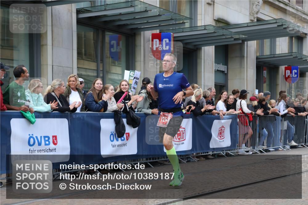13.09.2026 - 21. swb-Marathon Bremen Strokosch-Dieckow http://msf.ph/oto/10389187 13.09.2026 12:59:32 Ziel 126, 277, 735, 807, 1320, 1485, 1852, 4964, 5828, 6557, 8850, 9153, 466, 658, 862, 1248, 1508, 1751, 1800, 1993, 2651, 3251, 4096, 5316, 8383, 9533 meine-sportfotos.de