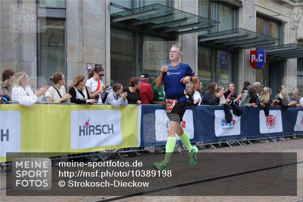 13.09.2026 - 21. swb-Marathon Bremen Strokosch-Dieckow http://msf.ph/oto/10389198 13.09.2026 12:59:32 Ziel 126, 277, 735, 807, 1320, 1485, 1852, 4964, 5828, 6557, 8850, 9153, 466, 658, 862, 1248, 1508, 1751, 1800, 1993, 2651, 3251, 4096, 5316, 8383, 9533 meine-sportfotos.de
