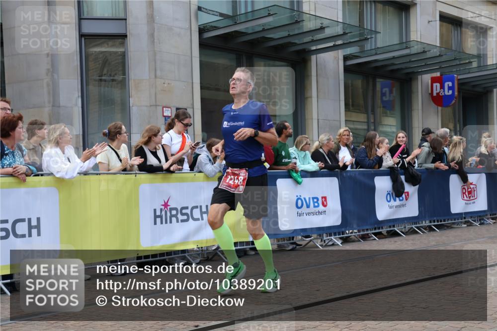 13.09.2026 - 21. swb-Marathon Bremen Strokosch-Dieckow http://msf.ph/oto/10389201 13.09.2026 12:59:33 Ziel 126, 277, 603, 735, 807, 1320, 1485, 1852, 4964, 5828, 6557, 8850, 9153, 466, 658, 862, 1248, 1751, 1800, 1993, 2651, 3251, 4096, 4964, 5316, 5828, 8383, 9533 meine-sportfotos.de