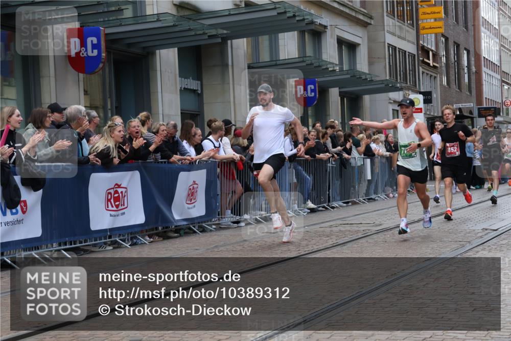 13.09.2026 - 21. swb-Marathon Bremen Strokosch-Dieckow http://msf.ph/oto/10389312 13.09.2026 12:59:51 Ziel 603, 671, 735, 912, 1571, 1758, 1911, 1930, 7015, 7170, 8689, 9153, 126, 277, 466, 807, 862, 1320, 1485, 1852, 3251, 4964, 5316, 5828, 6557, 8850, 9153 meine-sportfotos.de