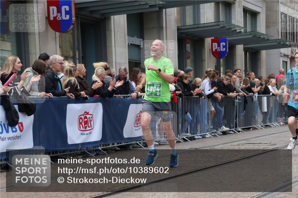 13.09.2026 - 21. swb-Marathon Bremen Strokosch-Dieckow http://msf.ph/oto/10389602 13.09.2026 13:00:24 Ziel 371, 453, 1136, 1550, 1754, 2141, 4904, 8749, 9849, 671, 912, 1571, 1758, 1911, 1930, 2683, 5776, 7015, 7170, 8689 meine-sportfotos.de