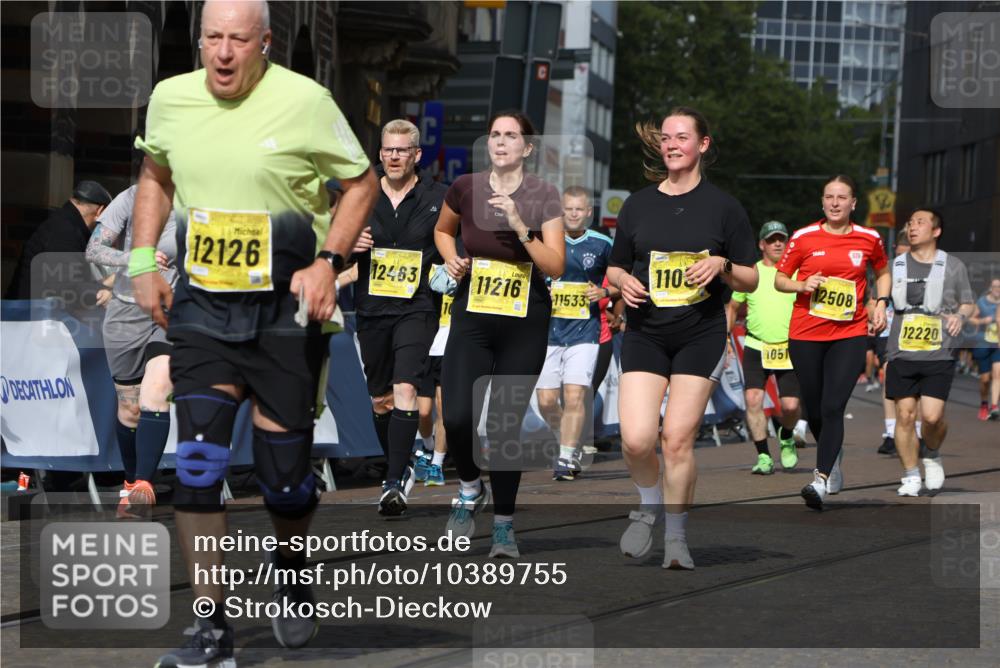 13.09.2026 - 21. swb-Marathon Bremen Strokosch-Dieckow http://msf.ph/oto/10389755 13.09.2026 11:11:30 Ziel 10313, 10419, 10527, 10611, 10644, 10653, 11062, 11141, 11231, 11458, 11483, 11679, 11691, 11745, 11993, 12148, 12396, 12401, 12507, 10155, 10510, 10511, 10552, 10616, 10977, 11239, 11533, 11927, 12082, 12286, 12311, 12336, 12553 meine-sportfotos.de