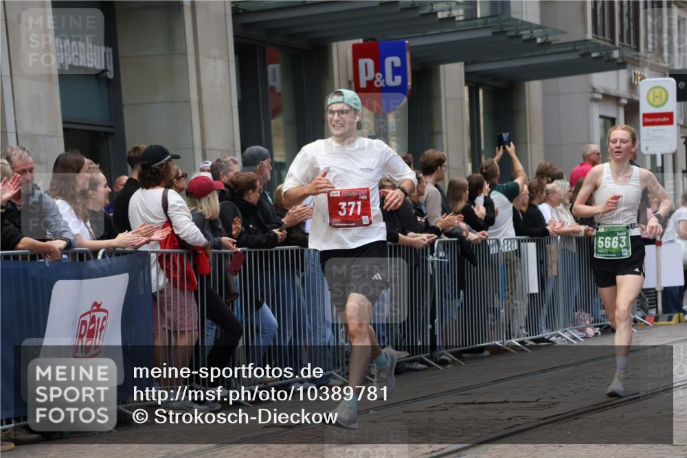 13.09.2026 - 21. swb-Marathon Bremen Strokosch-Dieckow http://msf.ph/oto/10389781 13.09.2026 13:00:53 Ziel 1411, 1619, 3019, 4328, 5663, 6359, 371, 453, 1136, 2141, 4904, 6359, 8749, 9849 meine-sportfotos.de