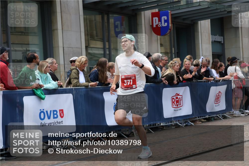 13.09.2026 - 21. swb-Marathon Bremen Strokosch-Dieckow http://msf.ph/oto/10389798 13.09.2026 13:00:55 Ziel 1411, 1619, 3019, 4328, 5663, 371, 453, 2141, 4904, 6359, 8749, 9849 meine-sportfotos.de