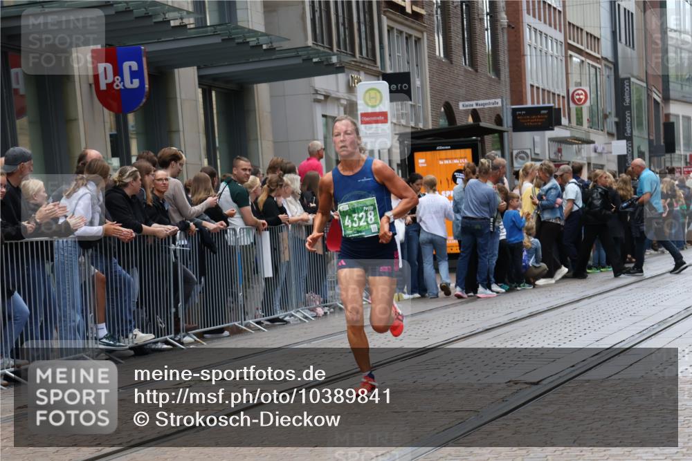 13.09.2026 - 21. swb-Marathon Bremen Strokosch-Dieckow http://msf.ph/oto/10389841 13.09.2026 13:01:02 Ziel 1411, 1619, 3019, 4118, 4328, 5663, 5996, 13063, 371, 6359, 8749, 9849 meine-sportfotos.de
