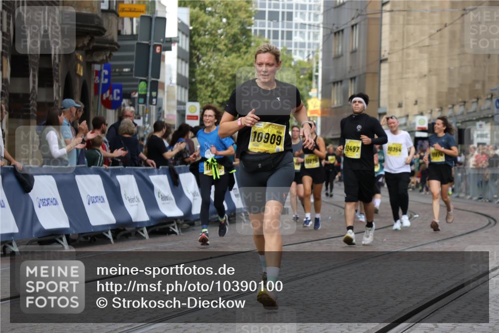 13.09.2026 - 21. swb-Marathon Bremen Strokosch-Dieckow http://msf.ph/oto/10390100 13.09.2026 11:12:37 Ziel 10213, 10406, 10414, 11052, 11633, 11716, 12012, 12327, 10354, 10483, 10743, 11657, 12234, 12423 meine-sportfotos.de