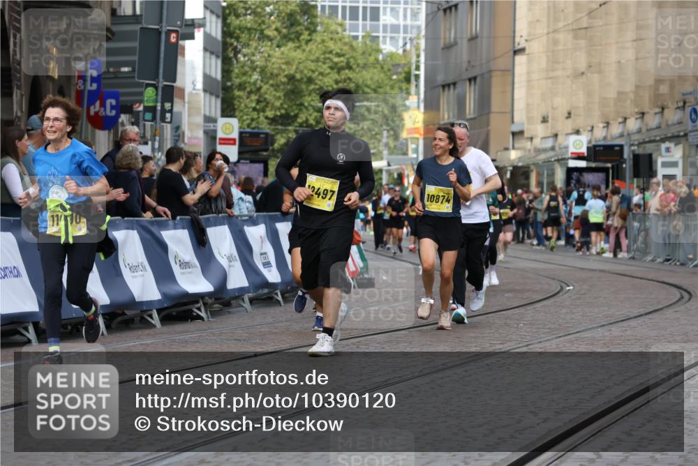 13.09.2026 - 21. swb-Marathon Bremen Strokosch-Dieckow http://msf.ph/oto/10390120 13.09.2026 11:12:39 Ziel 10213, 10406, 10414, 10909, 11052, 11633, 11716, 12012, 12327, 10483, 11657, 11671, 11832, 12234, 12423 meine-sportfotos.de