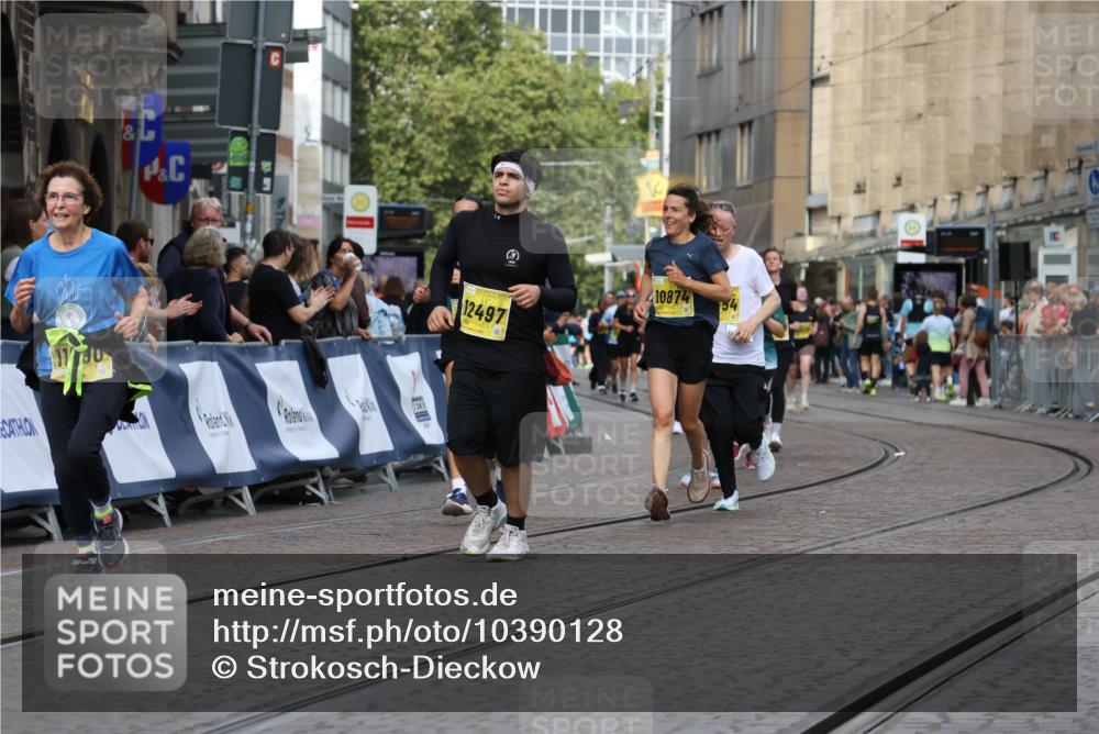 13.09.2026 - 21. swb-Marathon Bremen Strokosch-Dieckow http://msf.ph/oto/10390128 13.09.2026 11:12:40 Ziel 10213, 10406, 10414, 10909, 11052, 11633, 11716, 12012, 12327, 10483, 11657, 11671, 11832, 12423 meine-sportfotos.de