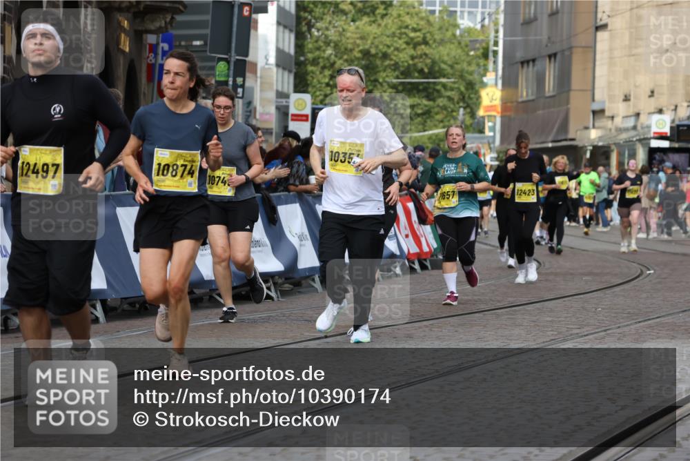 13.09.2026 - 21. swb-Marathon Bremen Strokosch-Dieckow http://msf.ph/oto/10390174 13.09.2026 11:12:43 Ziel 10213, 10406, 10414, 10909, 11052, 11633, 11716, 12327, 10483, 11606, 11671, 11832, 12050, 12423 meine-sportfotos.de