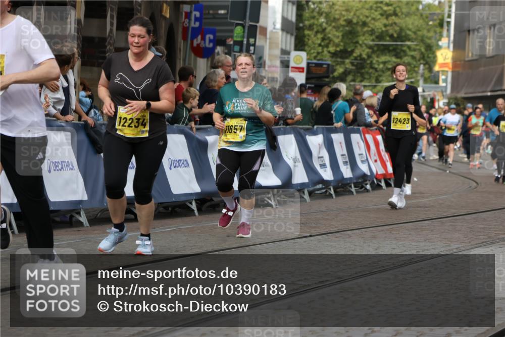13.09.2026 - 21. swb-Marathon Bremen Strokosch-Dieckow http://msf.ph/oto/10390183 13.09.2026 11:12:46 Ziel 10213, 10406, 10414, 10874, 10875, 10909, 11052, 11090, 11633, 11716, 12327, 10483, 10893, 11606, 11627, 11671, 11832, 12050, 12060, 12423 meine-sportfotos.de
