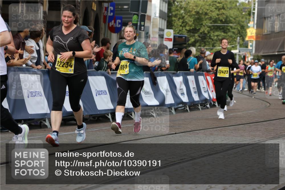 13.09.2026 - 21. swb-Marathon Bremen Strokosch-Dieckow http://msf.ph/oto/10390191 13.09.2026 11:12:46 Ziel 10213, 10406, 10414, 10874, 10875, 10909, 11052, 11090, 11633, 11716, 12327, 10483, 10893, 11606, 11627, 11671, 11832, 12050, 12060, 12423 meine-sportfotos.de