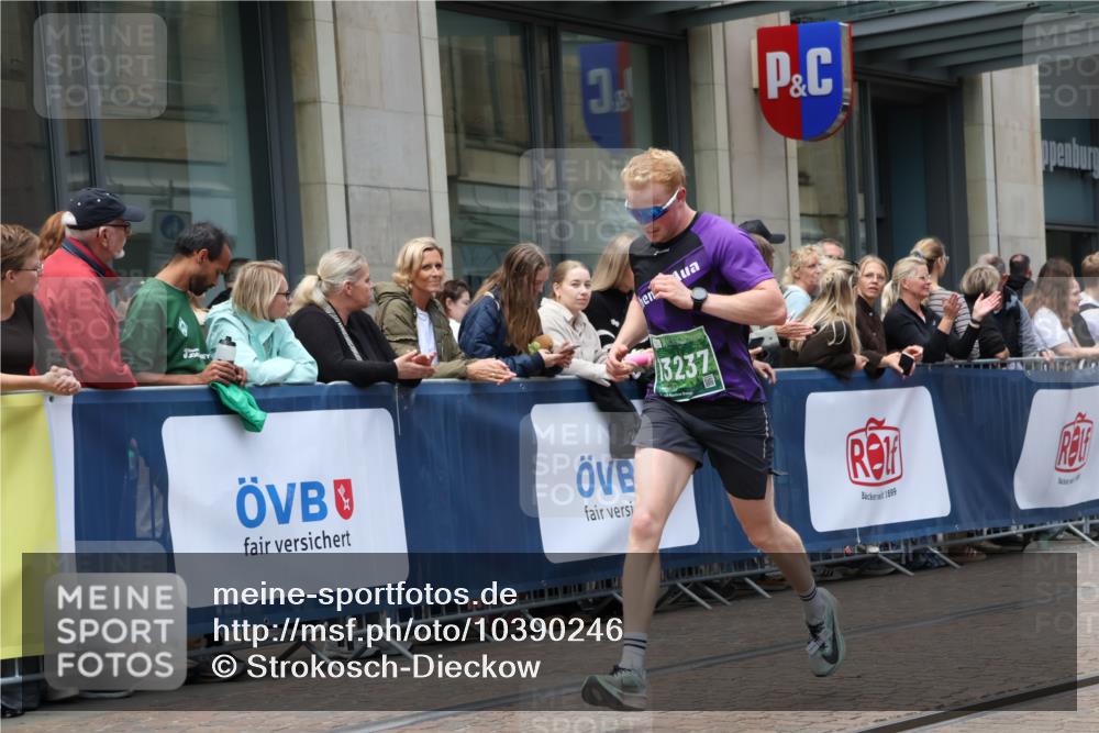 13.09.2026 - 21. swb-Marathon Bremen Strokosch-Dieckow http://msf.ph/oto/10390246 13.09.2026 13:02:27 Ziel 1381, 1795, 1850, 1862, 3609, 6918, 7265, 7841, 8319, 8325, 13237, 9583 meine-sportfotos.de