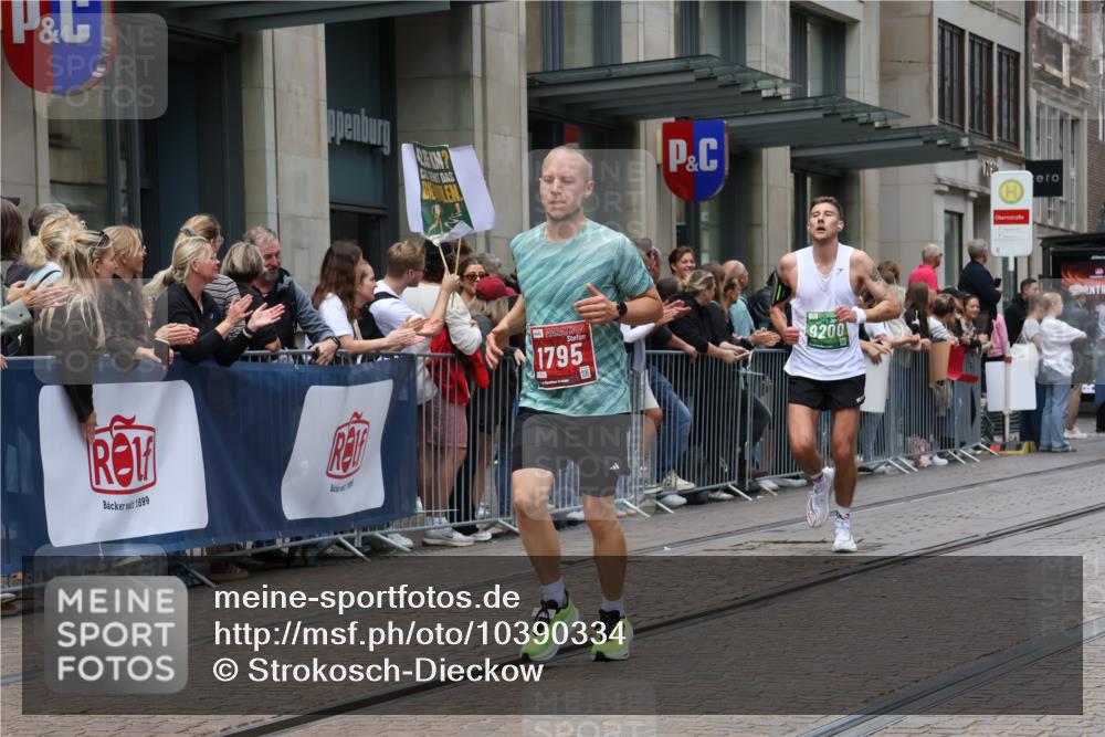 13.09.2026 - 21. swb-Marathon Bremen Strokosch-Dieckow http://msf.ph/oto/10390334 13.09.2026 13:02:48 Ziel 1381, 1862, 7206, 7265, 7478, 8028, 8319, 8325, 8331, 8756, 9200, 1381, 1795, 1850, 3609, 6918, 7841, 13237 meine-sportfotos.de