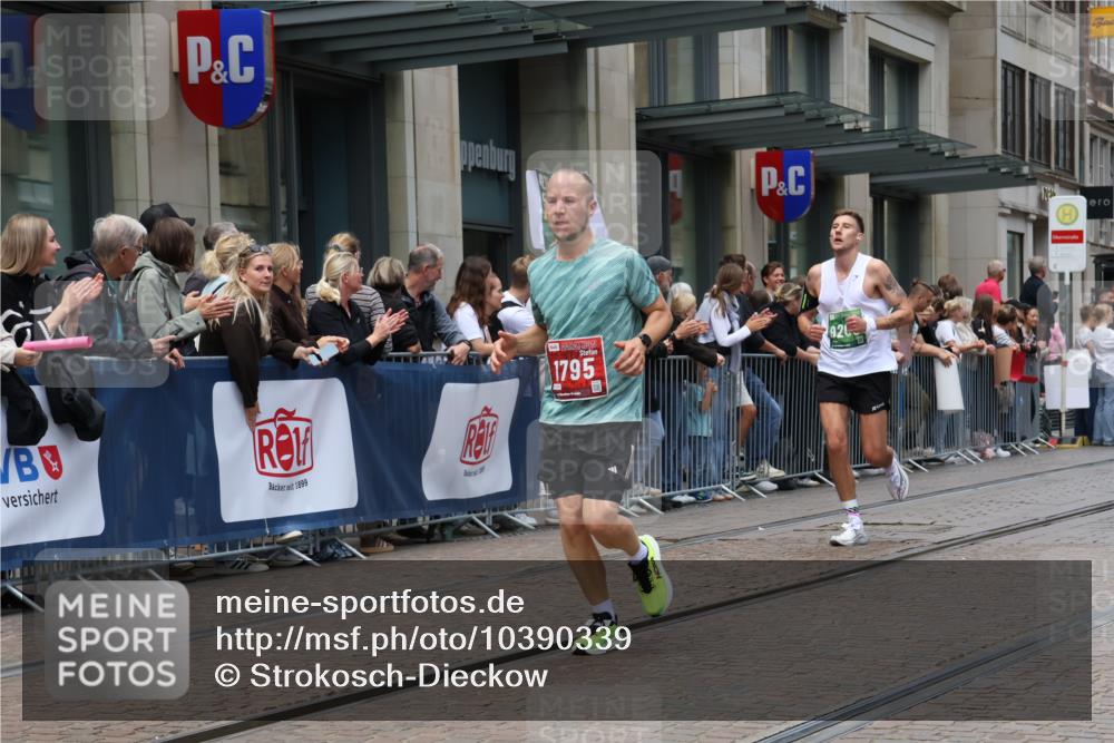13.09.2026 - 21. swb-Marathon Bremen Strokosch-Dieckow http://msf.ph/oto/10390339 13.09.2026 13:02:48 Ziel 1381, 1862, 7206, 7265, 7478, 8028, 8319, 8325, 8331, 8756, 9200, 1381, 1795, 1850, 3609, 6918, 7841, 13237 meine-sportfotos.de