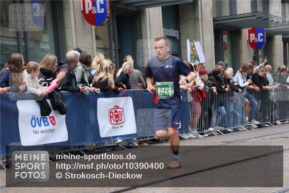 13.09.2026 - 21. swb-Marathon Bremen Strokosch-Dieckow http://msf.ph/oto/10390400 13.09.2026 13:02:57 Ziel 1372, 7206, 7478, 7715, 8028, 8756, 9200, 1381, 1795, 1850, 1862, 6918, 7265, 8319, 8325, 8331, 13237 meine-sportfotos.de