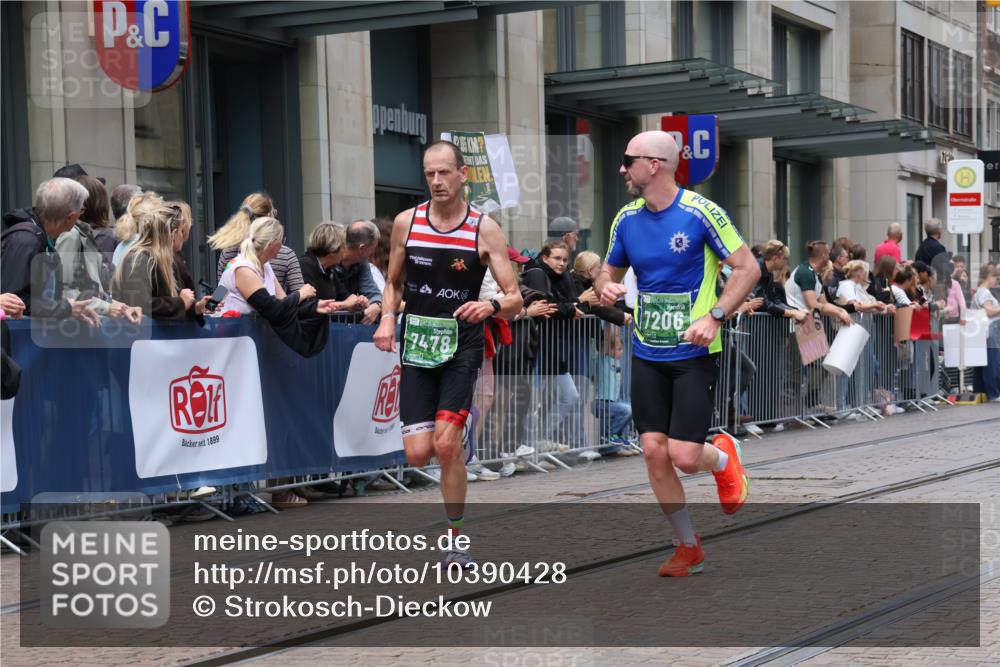 13.09.2026 - 21. swb-Marathon Bremen Strokosch-Dieckow http://msf.ph/oto/10390428 13.09.2026 13:03:03 Ziel 1372, 1950, 7206, 7478, 7715, 8028, 1381, 1850, 1862, 6918, 7265, 8319, 8325, 8331, 8756, 9200 meine-sportfotos.de