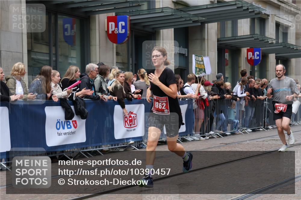 13.09.2026 - 21. swb-Marathon Bremen Strokosch-Dieckow http://msf.ph/oto/10390457 13.09.2026 13:03:08 Ziel 1372, 1950, 3092, 5024, 5719, 7206, 7478, 7715, 8028, 1381, 1862, 6918, 7265, 8319, 8325, 8331, 8756, 9200 meine-sportfotos.de