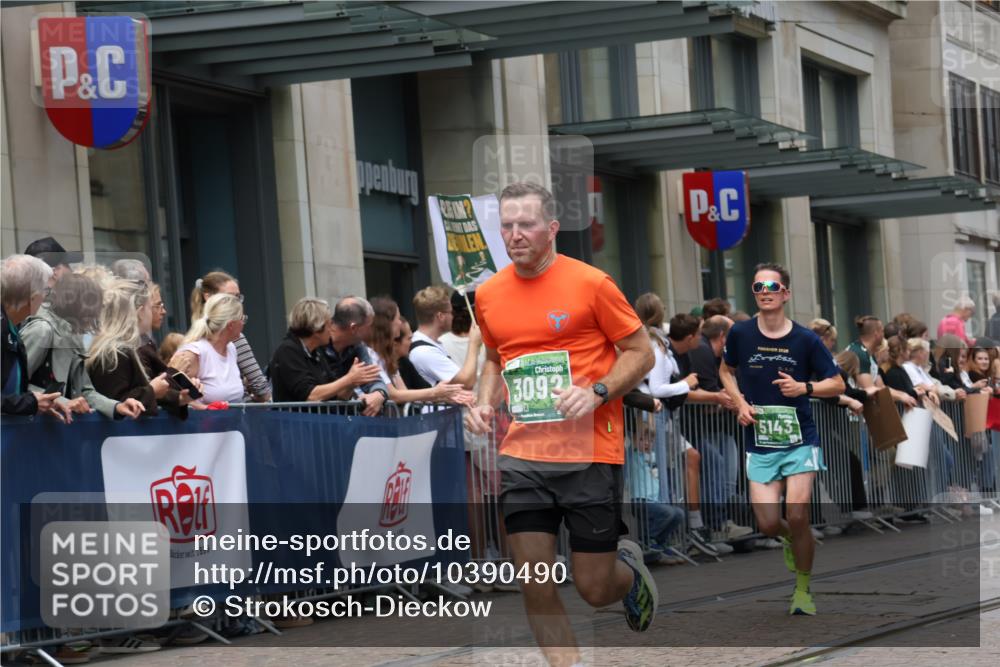 13.09.2026 - 21. swb-Marathon Bremen Strokosch-Dieckow http://msf.ph/oto/10390490 13.09.2026 13:03:21 Ziel 1090, 1372, 1587, 1950, 3092, 5024, 5143, 5719, 6973, 7715, 8096, 1372, 7206, 7478, 8028, 8756, 9200 meine-sportfotos.de
