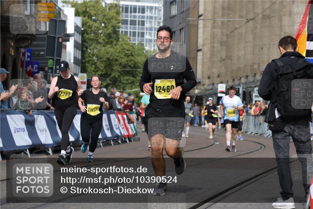 13.09.2026 - 21. swb-Marathon Bremen Strokosch-Dieckow http://msf.ph/oto/10390524 13.09.2026 11:13:37 Ziel 11048, 11670, 12521, 10330, 10766, 11078, 11999, 12010 meine-sportfotos.de