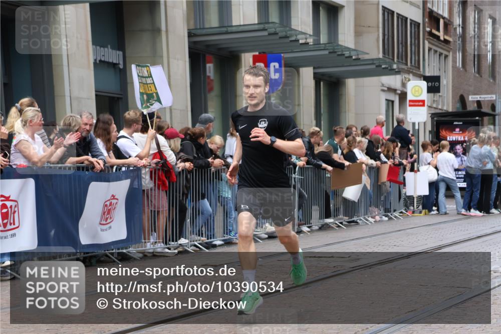 13.09.2026 - 21. swb-Marathon Bremen Strokosch-Dieckow http://msf.ph/oto/10390534 13.09.2026 13:03:27 Ziel 1090, 1587, 2889, 3092, 3500, 5024, 5143, 5719, 6973, 8096, 9642, 1372, 1950, 7206, 7478, 7715, 8028 meine-sportfotos.de