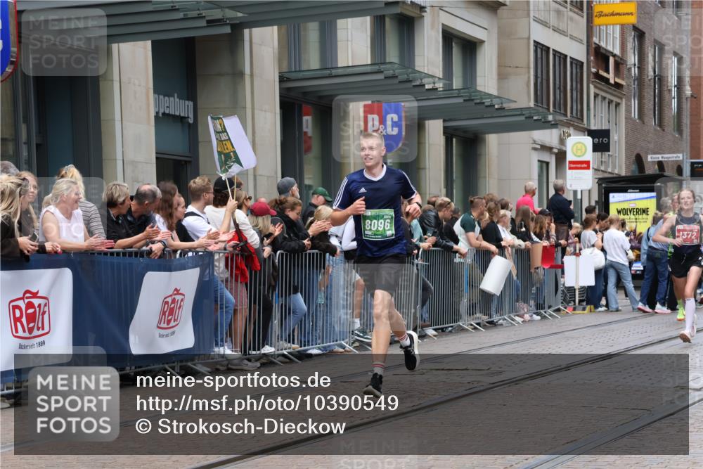 13.09.2026 - 21. swb-Marathon Bremen Strokosch-Dieckow http://msf.ph/oto/10390549 13.09.2026 13:03:33 Ziel 895, 1090, 1587, 2094, 2889, 3500, 4236, 5024, 5143, 5719, 6973, 8096, 9061, 9129, 9642, 1372, 1950, 3092, 5024, 5719, 7206, 7478, 7715, 8028 meine-sportfotos.de