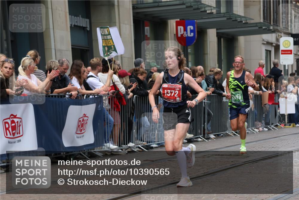13.09.2026 - 21. swb-Marathon Bremen Strokosch-Dieckow http://msf.ph/oto/10390565 13.09.2026 13:03:36 Ziel 895, 1587, 2094, 2889, 3500, 4236, 5143, 6973, 8096, 9061, 9129, 9544, 9642, 1090, 1372, 1950, 3092, 5024, 5143, 5719, 6973, 7206, 7478, 7715 meine-sportfotos.de