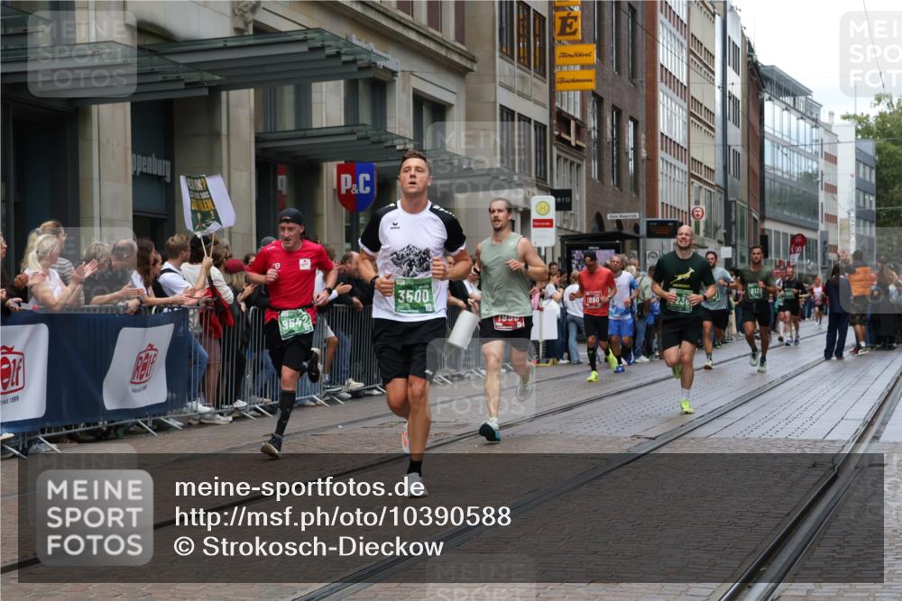 13.09.2026 - 21. swb-Marathon Bremen Strokosch-Dieckow http://msf.ph/oto/10390588 13.09.2026 13:03:41 Ziel 895, 2094, 2889, 3500, 4236, 8096, 9061, 9129, 9544, 9642, 1090, 1372, 1587, 1950, 3092, 5024, 5143, 5719, 6973, 7715 meine-sportfotos.de